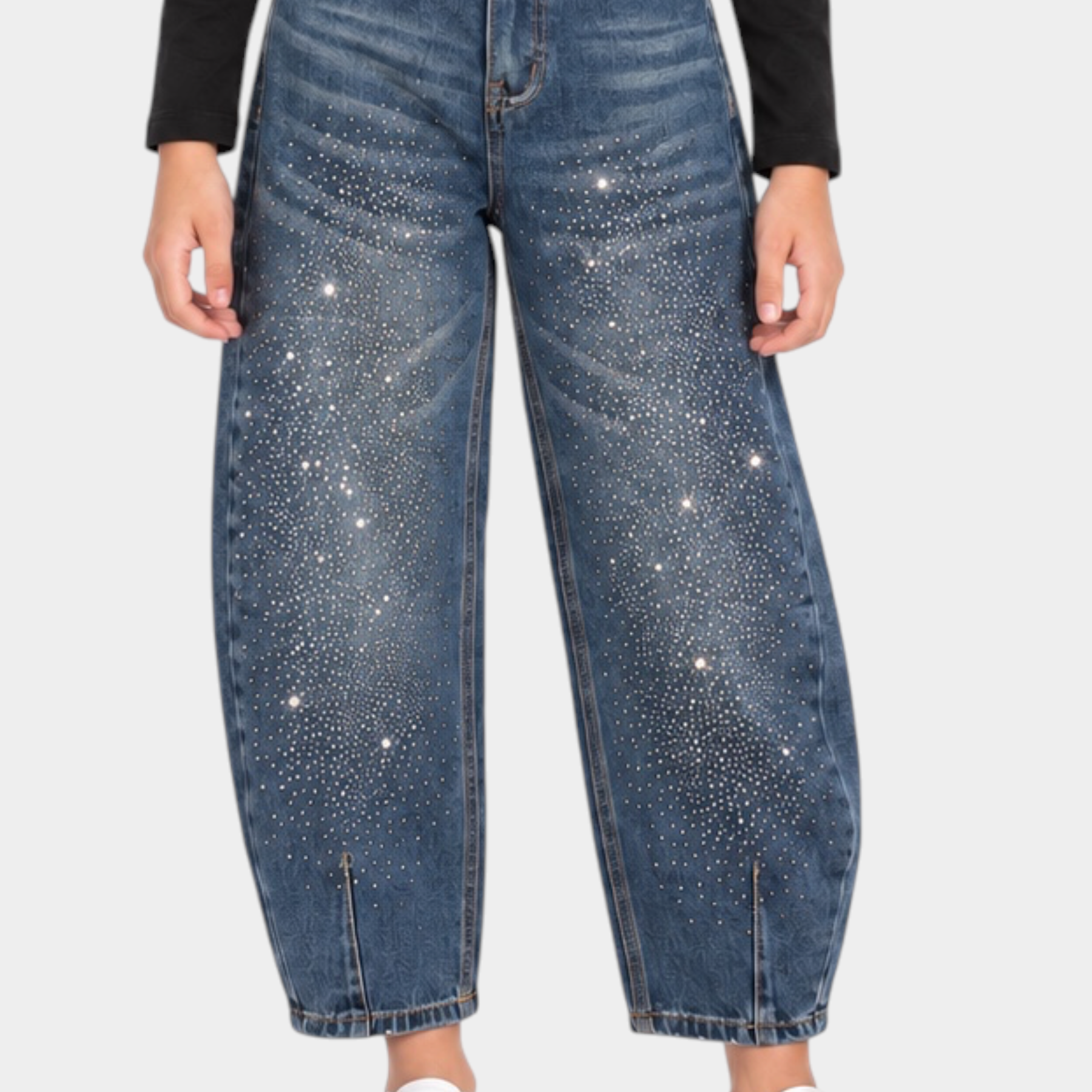 Bambina indossa jeans baggy blu Follower SRL con strass e maglia nera a maniche lunghe su sfondo bianco