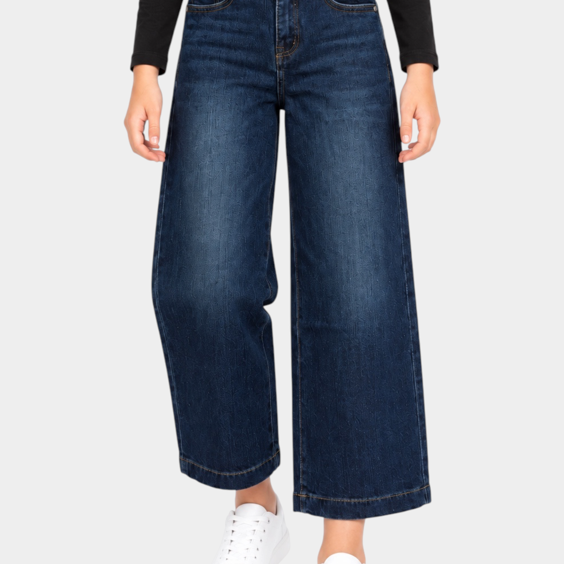 Jeans a gamba larga blu MA VIE PARIS indossati da una bambina con sneakers bianche, collezione Follower SRL