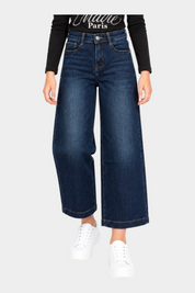 Jeans a gamba larga blu MA VIE PARIS indossati da una bambina con sneakers bianche, collezione Follower SRL