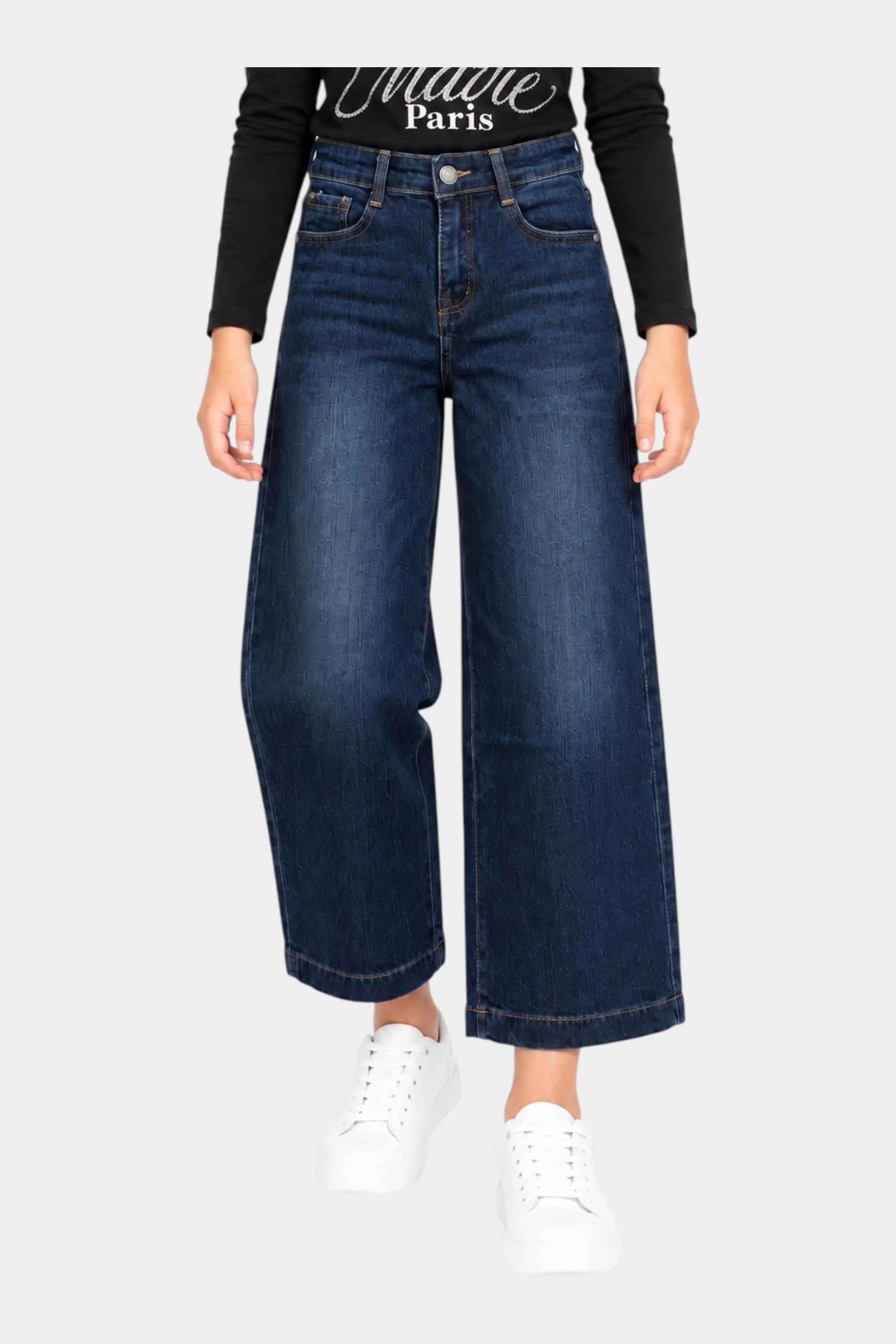 Jeans a gamba larga blu MA VIE PARIS indossati da una bambina con sneakers bianche, collezione Follower SRL