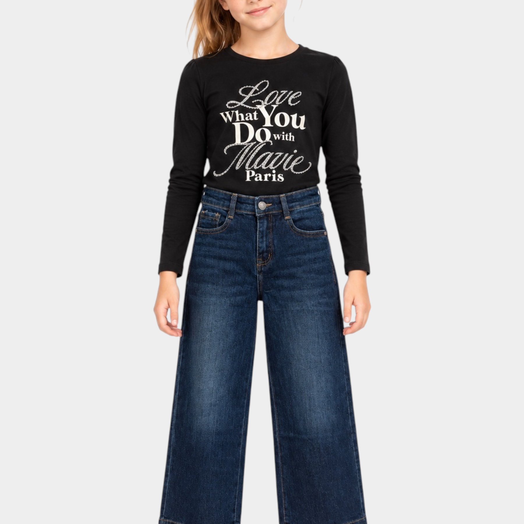Bambina indossa jeans a gamba larga blu scuro Follower SRL con maglia nera a maniche lunghe
