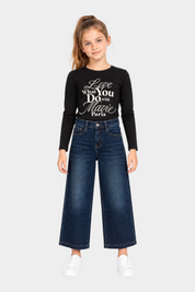 Bambina indossa jeans a gamba larga blu scuro Follower SRL con maglia nera a maniche lunghe