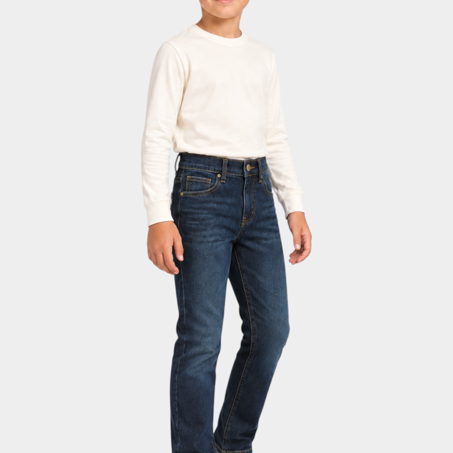 Bambino indossa jeans regular fit blu scuri US GRAND POLO di Follower SRL con maglia a maniche lunghe panna