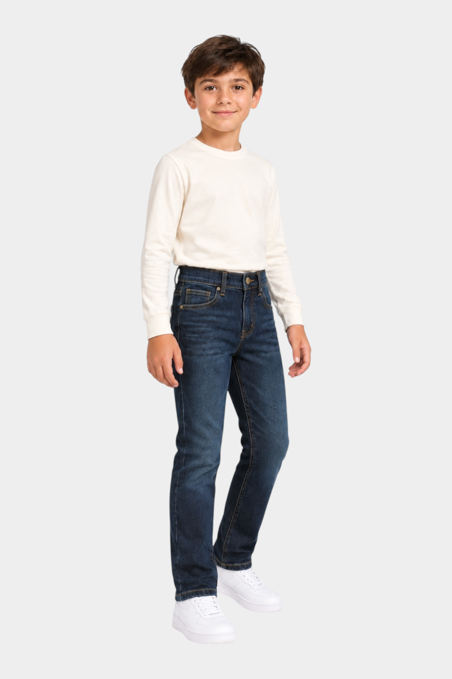 Bambino indossa jeans regular fit blu scuri US GRAND POLO di Follower SRL con maglia a maniche lunghe panna