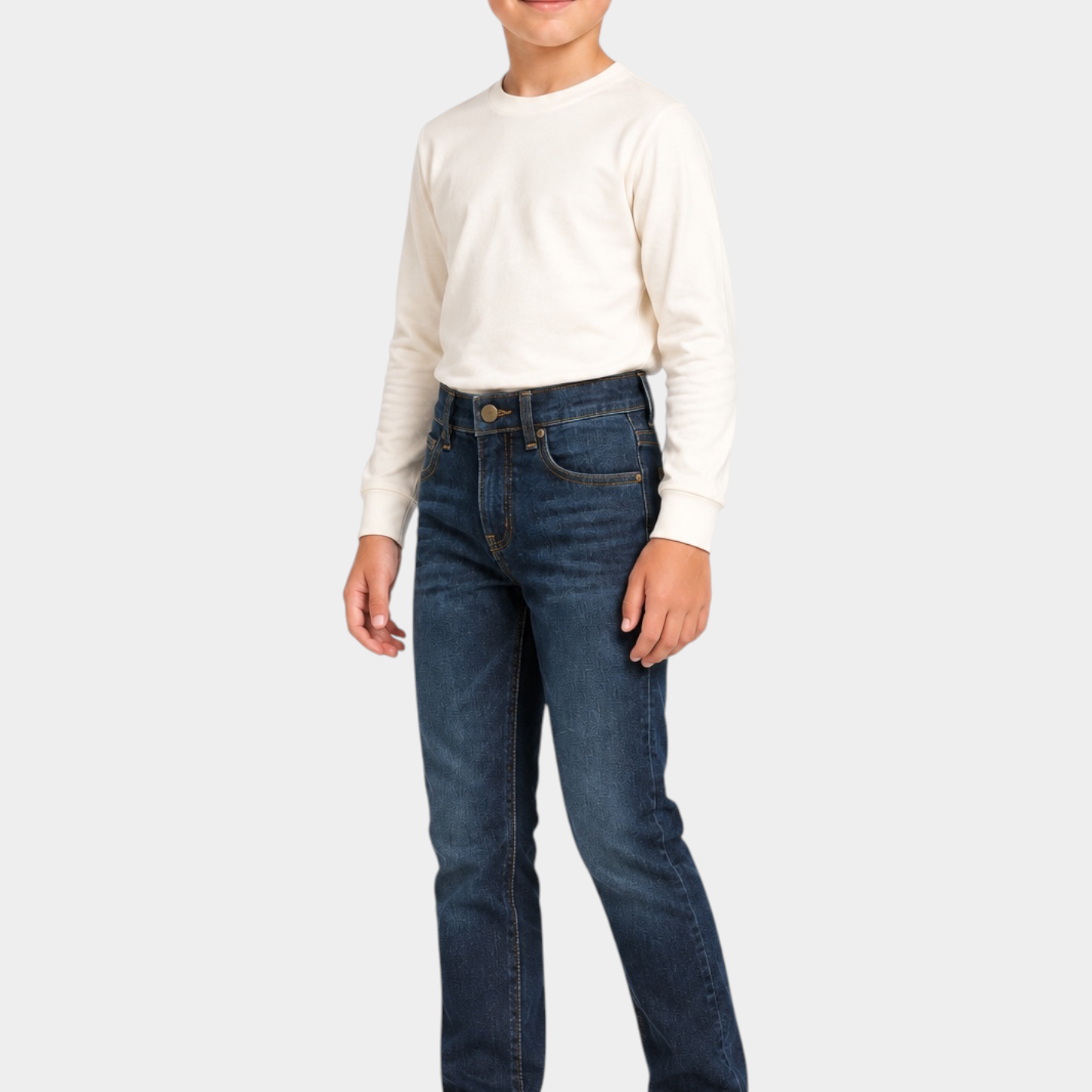 Bambino che indossa jeans blu regular fit US GRAND POLO di Follower SRL con maglia a maniche lunghe color crema