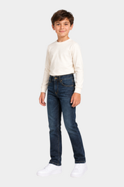 Bambino che indossa jeans blu regular fit US GRAND POLO di Follower SRL con maglia a maniche lunghe color crema
