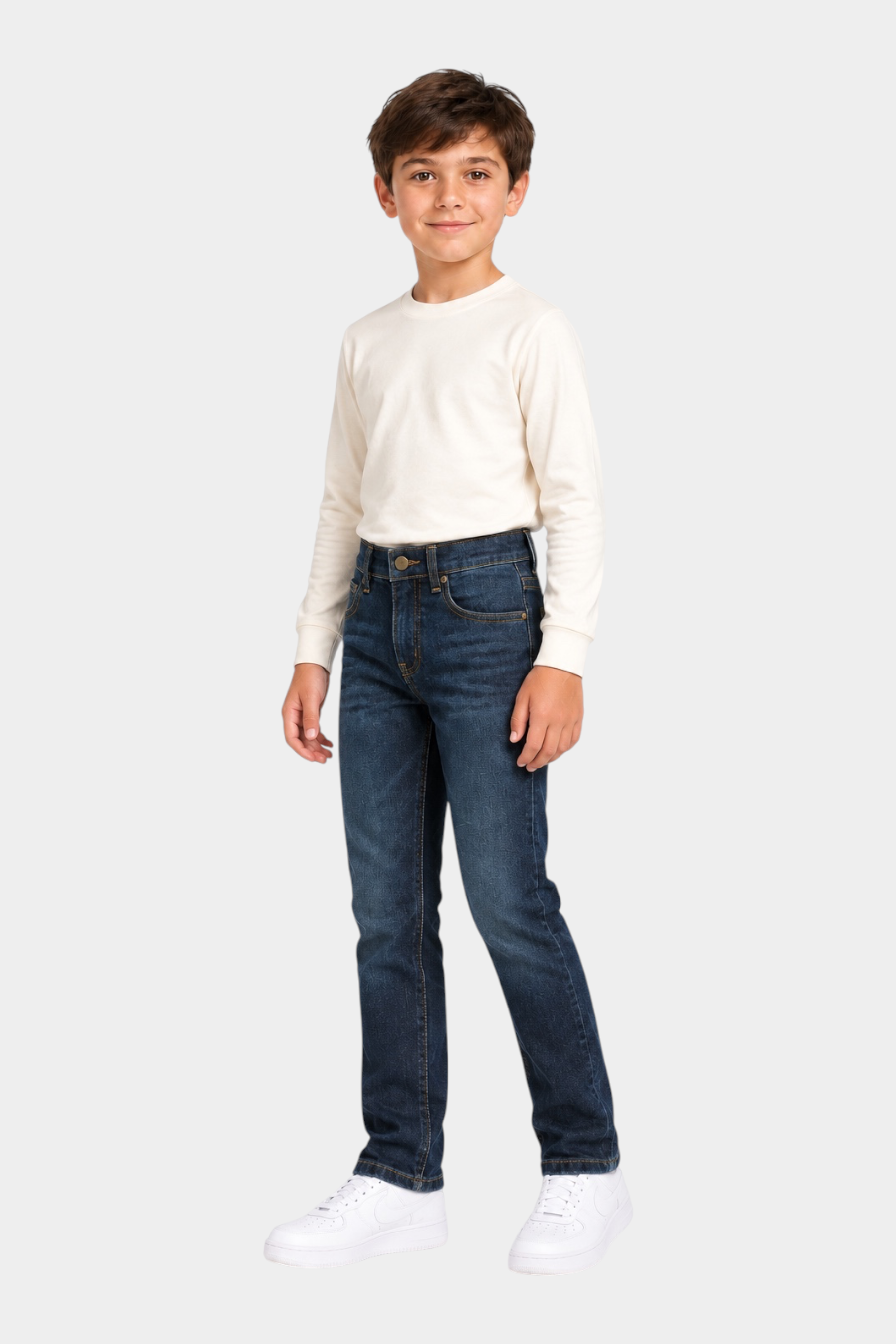 Bambino che indossa jeans blu regular fit US GRAND POLO di Follower SRL con maglia a maniche lunghe color crema