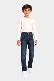 Bambino che indossa jeans blu regular fit US GRAND POLO di Follower SRL con maglia a maniche lunghe color crema