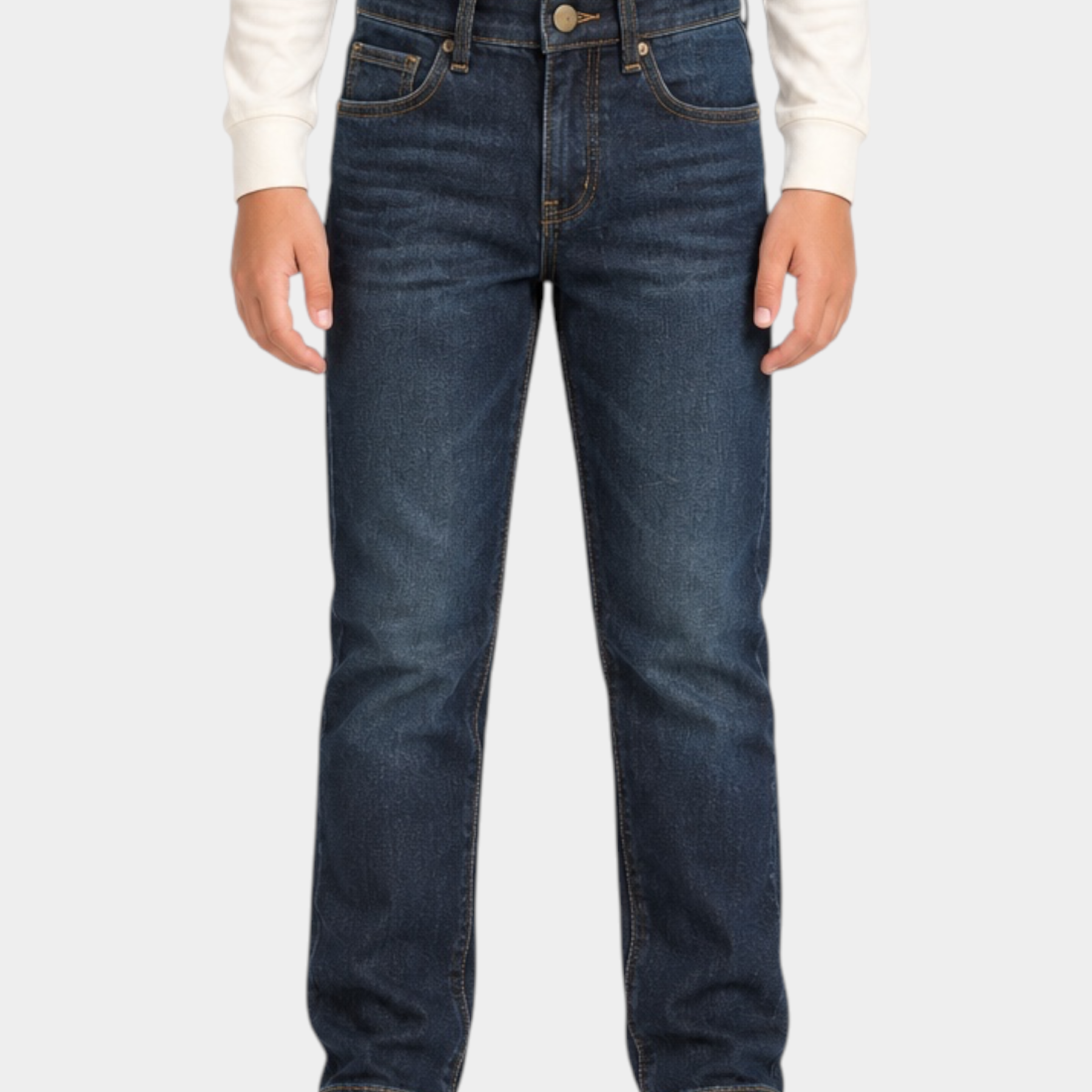 Bambino indossa jeans blu regular fit US GRAND POLO di Follower SRL con maglia a maniche lunghe color crema