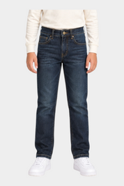 Bambino indossa jeans blu regular fit US GRAND POLO di Follower SRL con maglia a maniche lunghe color crema