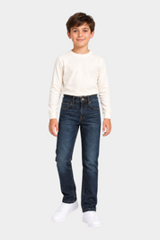 Bambino indossa jeans Follower SRL blu a vestibilità regolare con maglia a maniche lunghe color crema e scarpe bianche