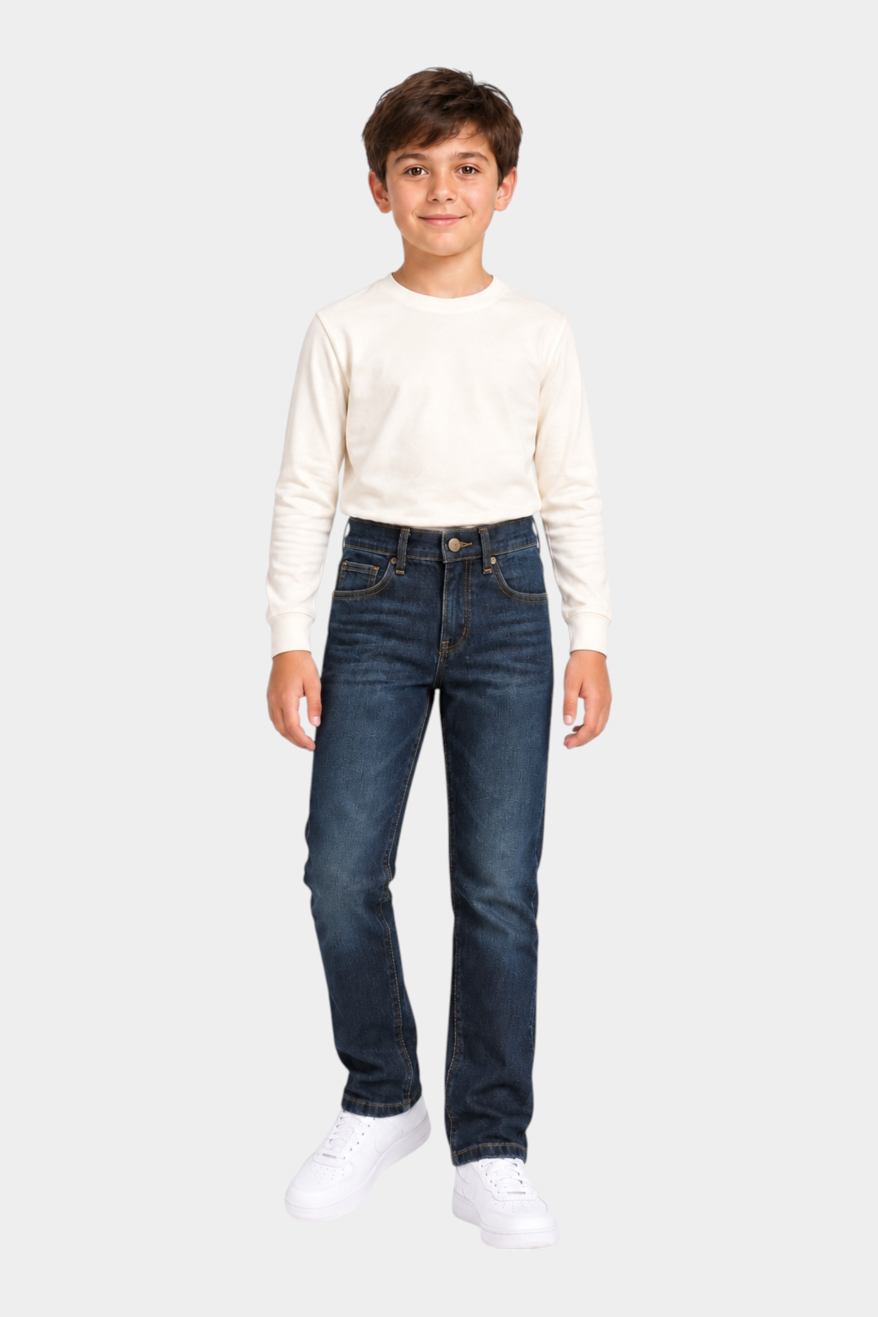 Bambino indossa jeans Follower SRL blu a vestibilità regolare con maglia a maniche lunghe color crema e scarpe bianche