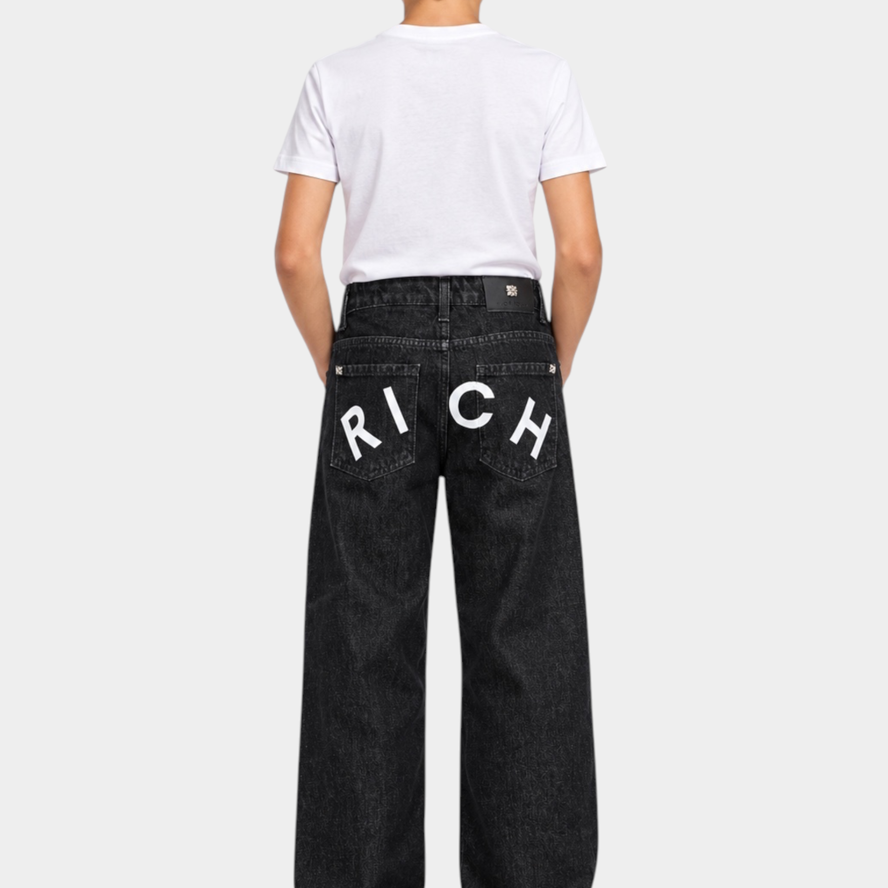 Jeans dritti neri Follower SRL per bambino con scritta RICH bianca sul retro e vestibilità ampia