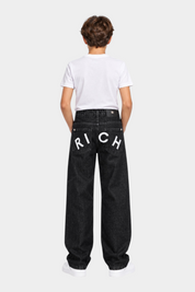 Jeans dritti neri Follower SRL per bambino con scritta RICH bianca sul retro e vestibilità ampia