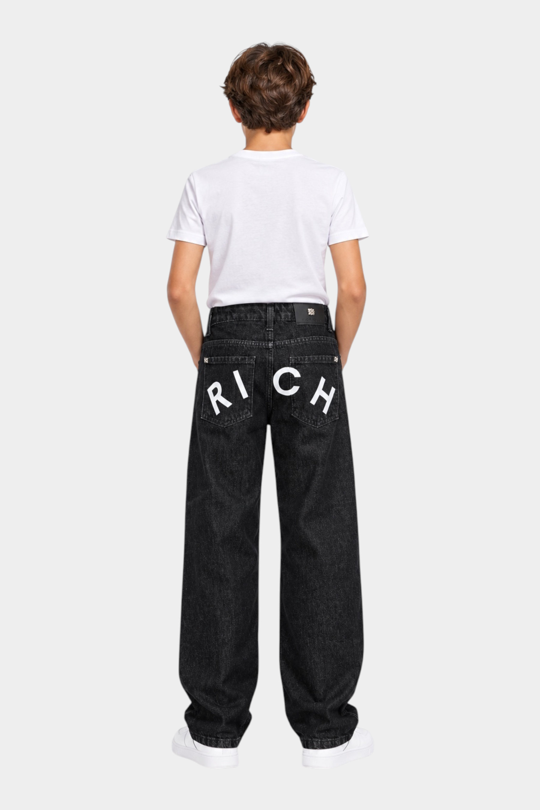 Jeans dritti neri Follower SRL per bambino con scritta RICH bianca sul retro e vestibilità ampia