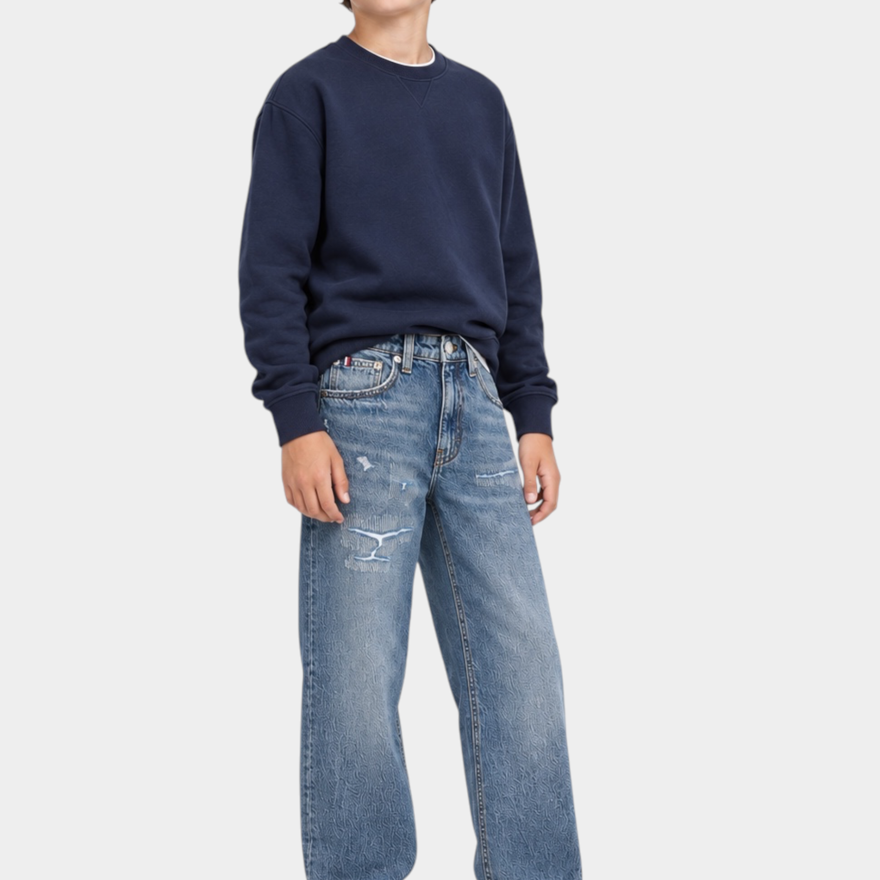 Ragazzo indossa jeans barrel fit Follower SRL Tommy Hilfiger blu con effetto vintage e felpa blu scuro