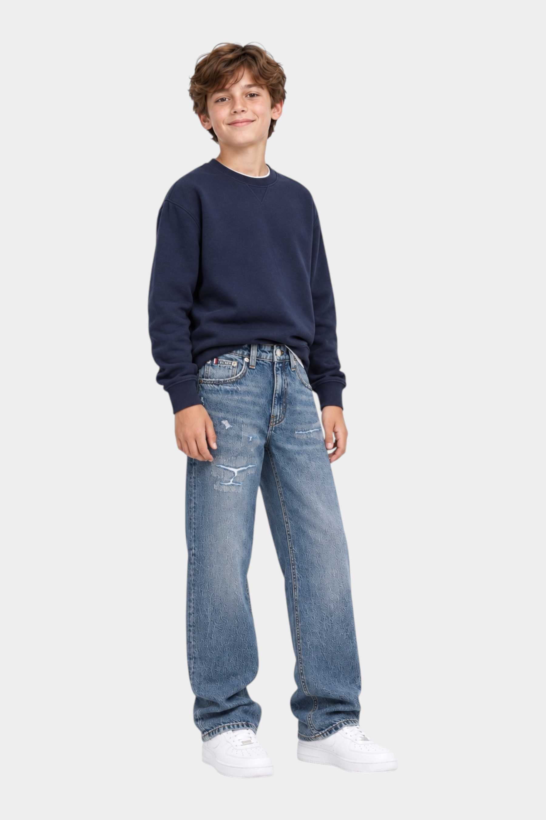 Ragazzo indossa jeans barrel fit Follower SRL Tommy Hilfiger blu con effetto vintage e felpa blu scuro