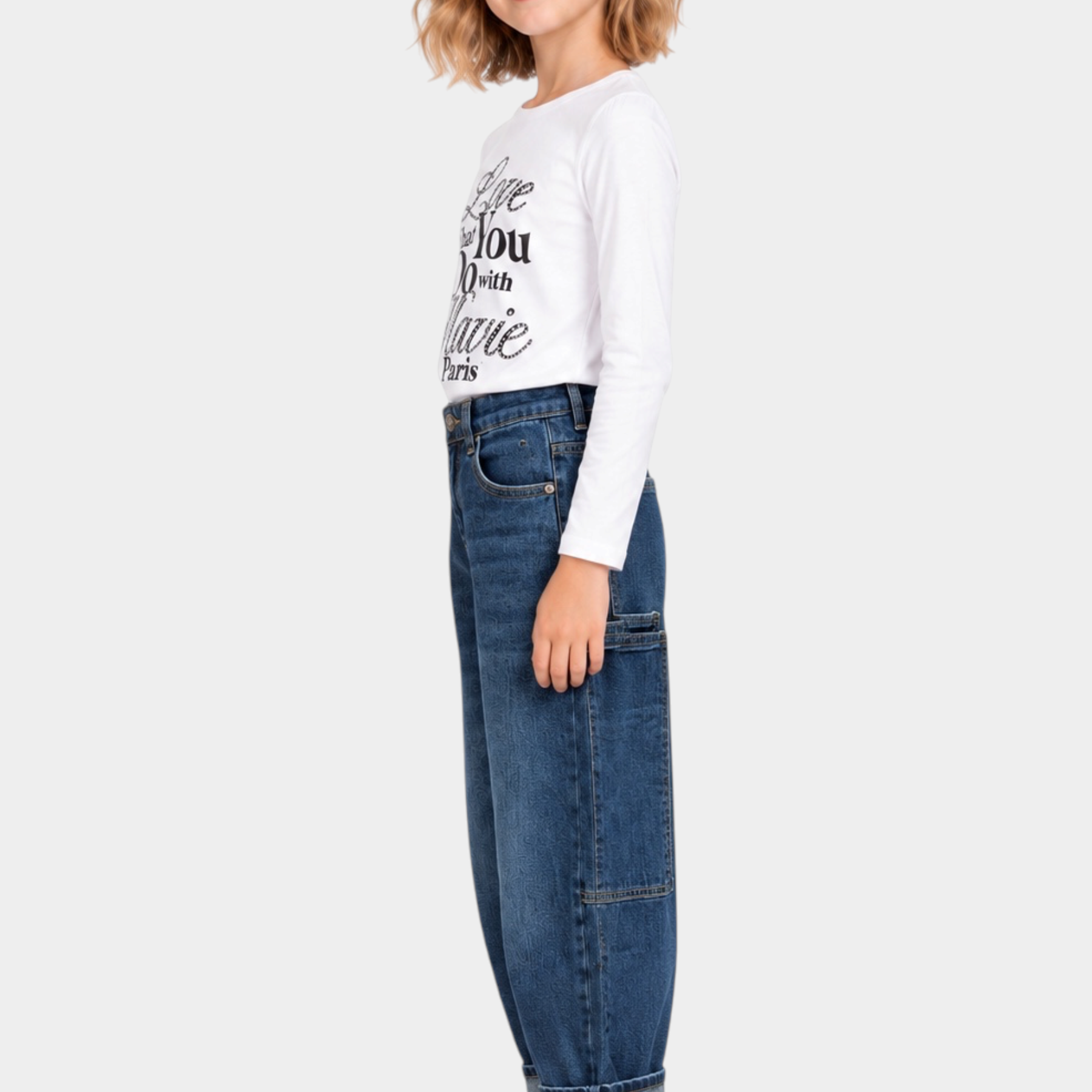 Bambina indossa jeans carpenter a gamba larga blu di Follower SRL con maglia bianca a maniche lunghe