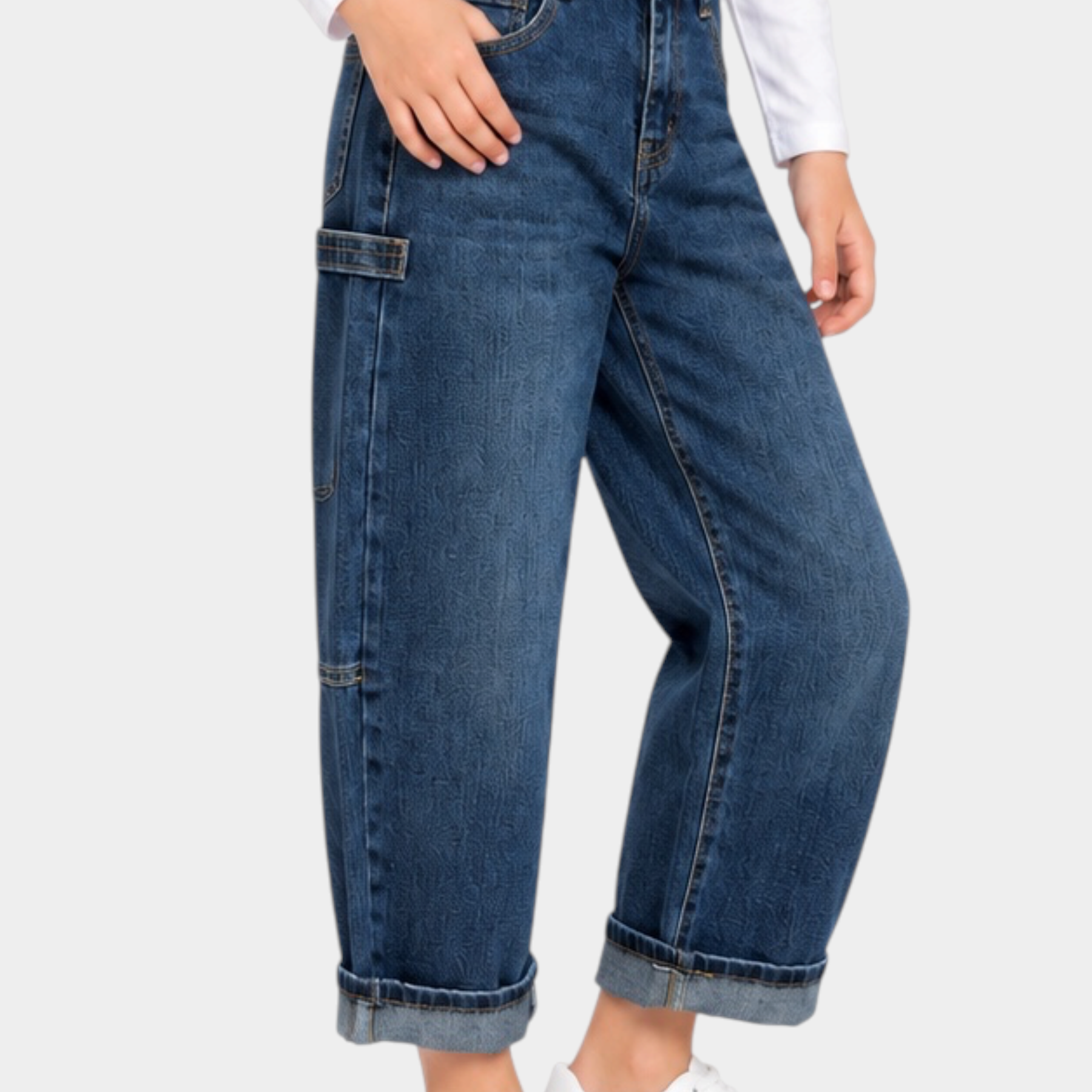 Bambina indossa jeans carpenter blu a gamba larga MA VIE PARIS con maglia bianca a maniche lunghe Follower SRL