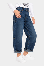 Bambina indossa jeans carpenter blu a gamba larga MA VIE PARIS con maglia bianca a maniche lunghe Follower SRL