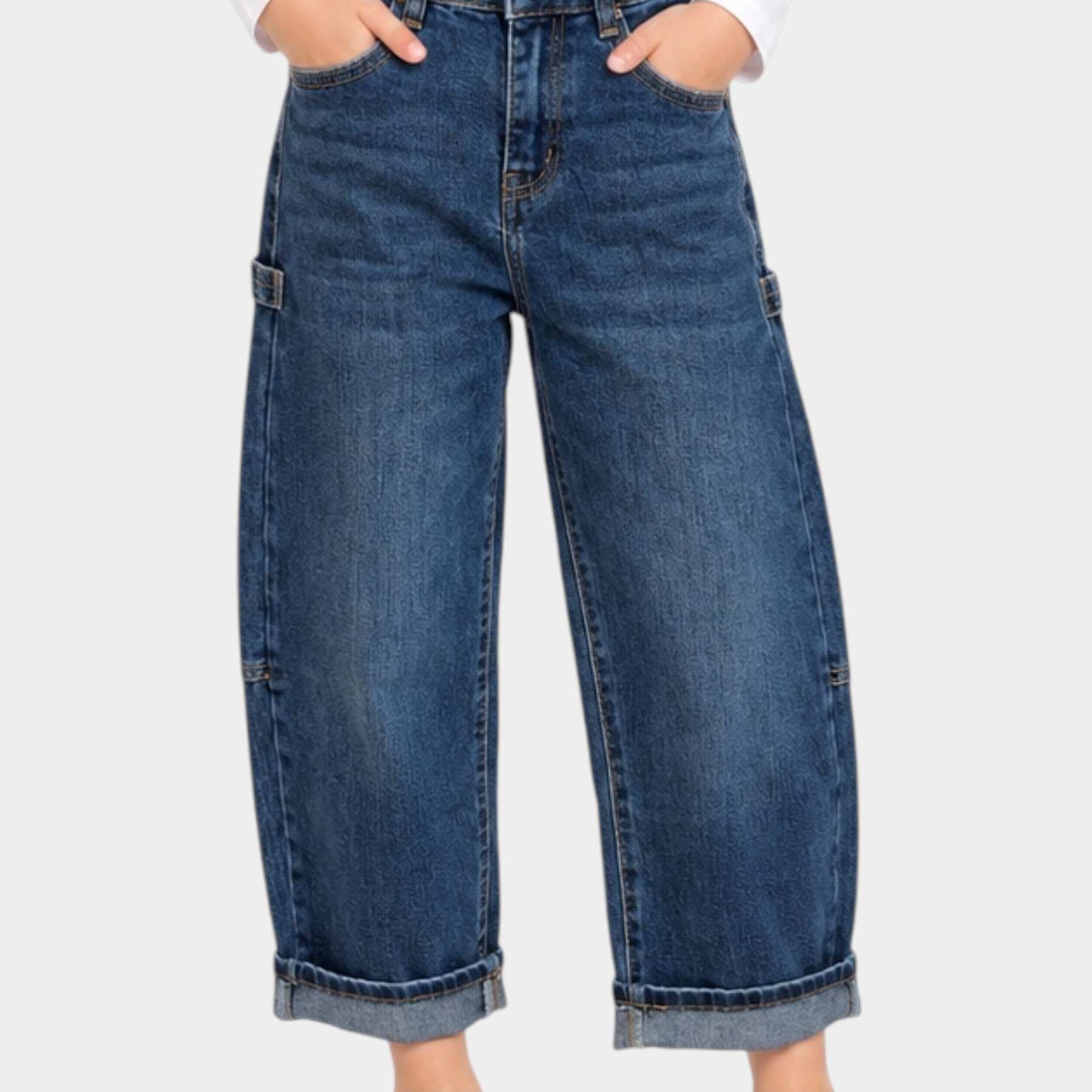 Bambina indossa jeans carpenter a gamba larga blu di Follower SRL con maglia bianca a maniche lunghe