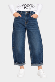 Bambina indossa jeans carpenter a gamba larga blu di Follower SRL con maglia bianca a maniche lunghe