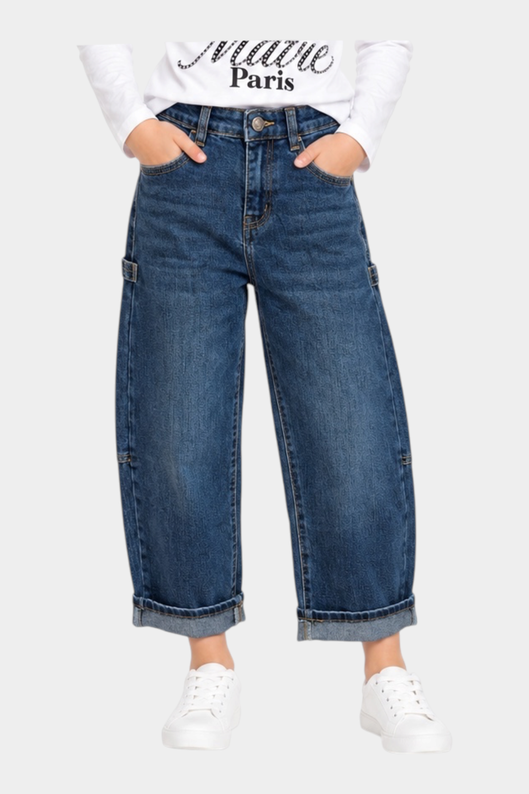 Bambina indossa jeans carpenter a gamba larga blu di Follower SRL con maglia bianca a maniche lunghe
