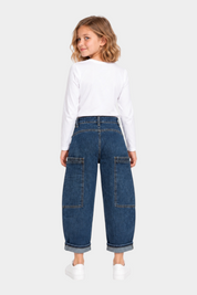 Bambina indossa jeans carpenter blu a gamba larga MA VIE PARIS di Follower SRL con risvolto e tasche posteriori