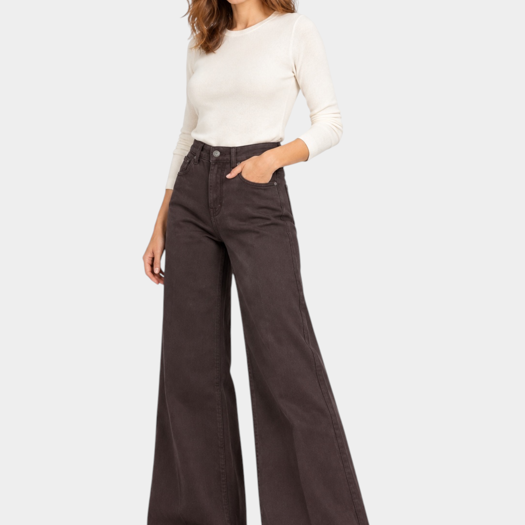 Modella indossa jeans a gamba larga marroni Follower SRL abbinati a un maglione bianco a maniche lunghe