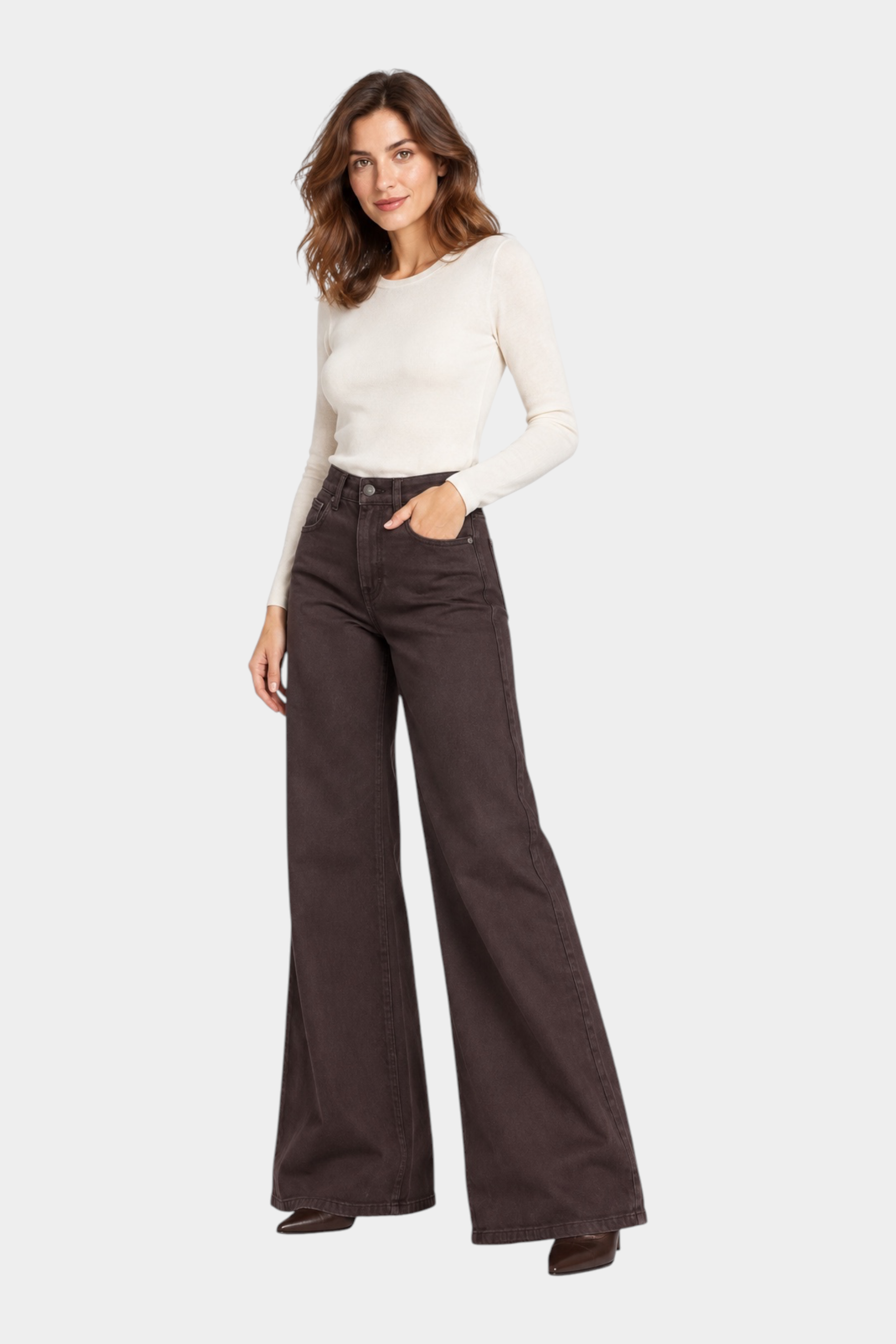 Modella indossa jeans a gamba larga marroni Follower SRL abbinati a un maglione a maniche lunghe color crema