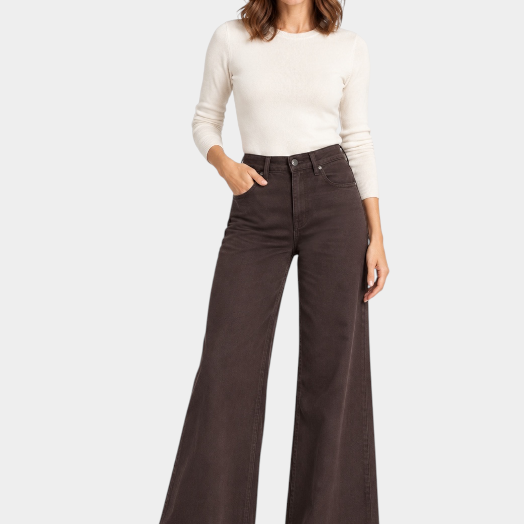 Modella indossa jeans a gamba larga marroni Follower SRL abbinati a un maglione a maniche lunghe color crema