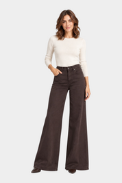 Modella indossa jeans a gamba larga marroni Follower SRL abbinati a un maglione a maniche lunghe color crema