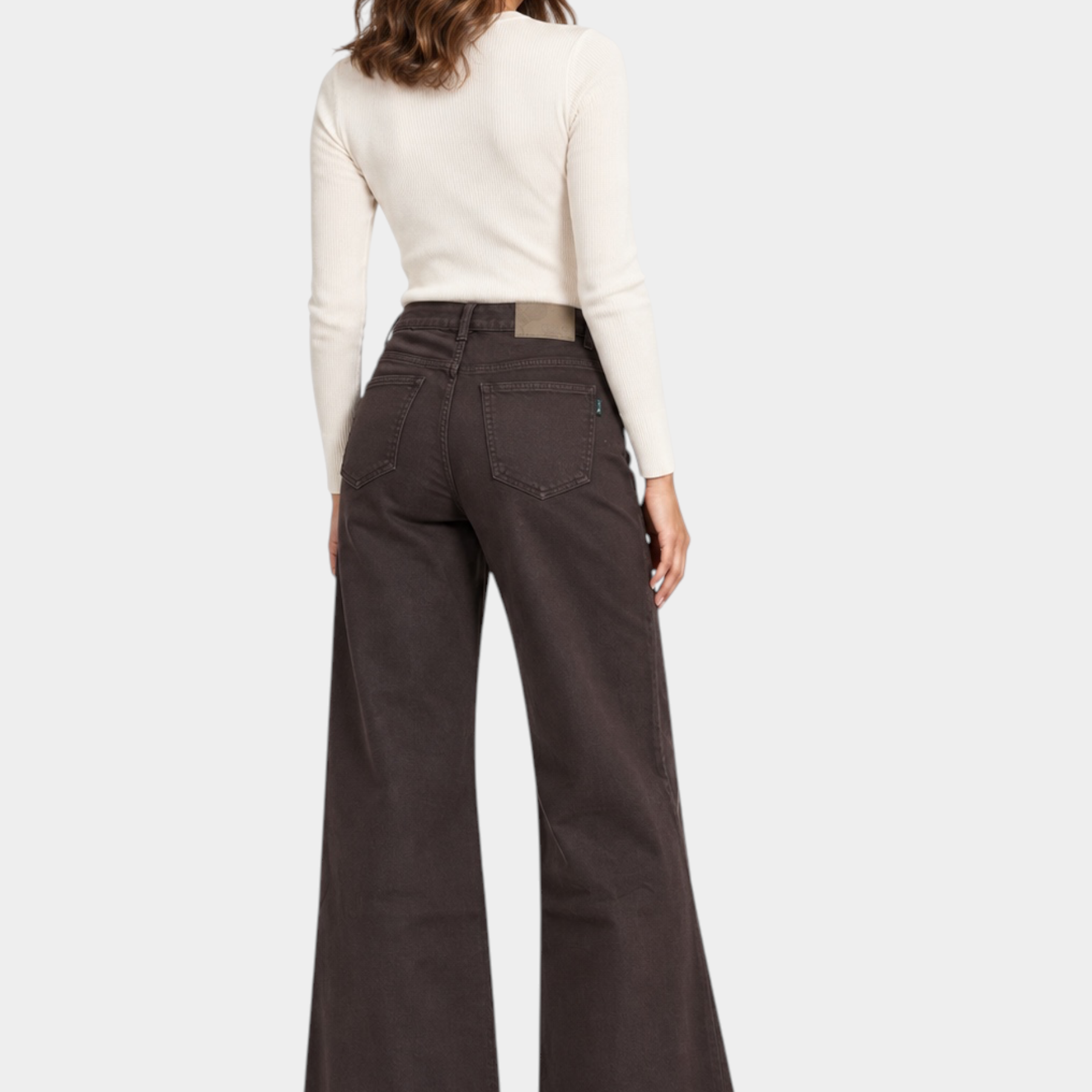 Modella indossa jeans a gamba larga marroni Follower SRL con vita alta e tasche posteriori, vista posteriore