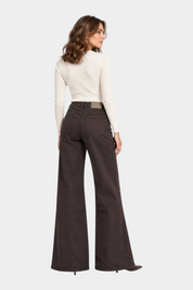 Modella indossa jeans a gamba larga marroni Follower SRL con vita alta e tasche posteriori, vista posteriore