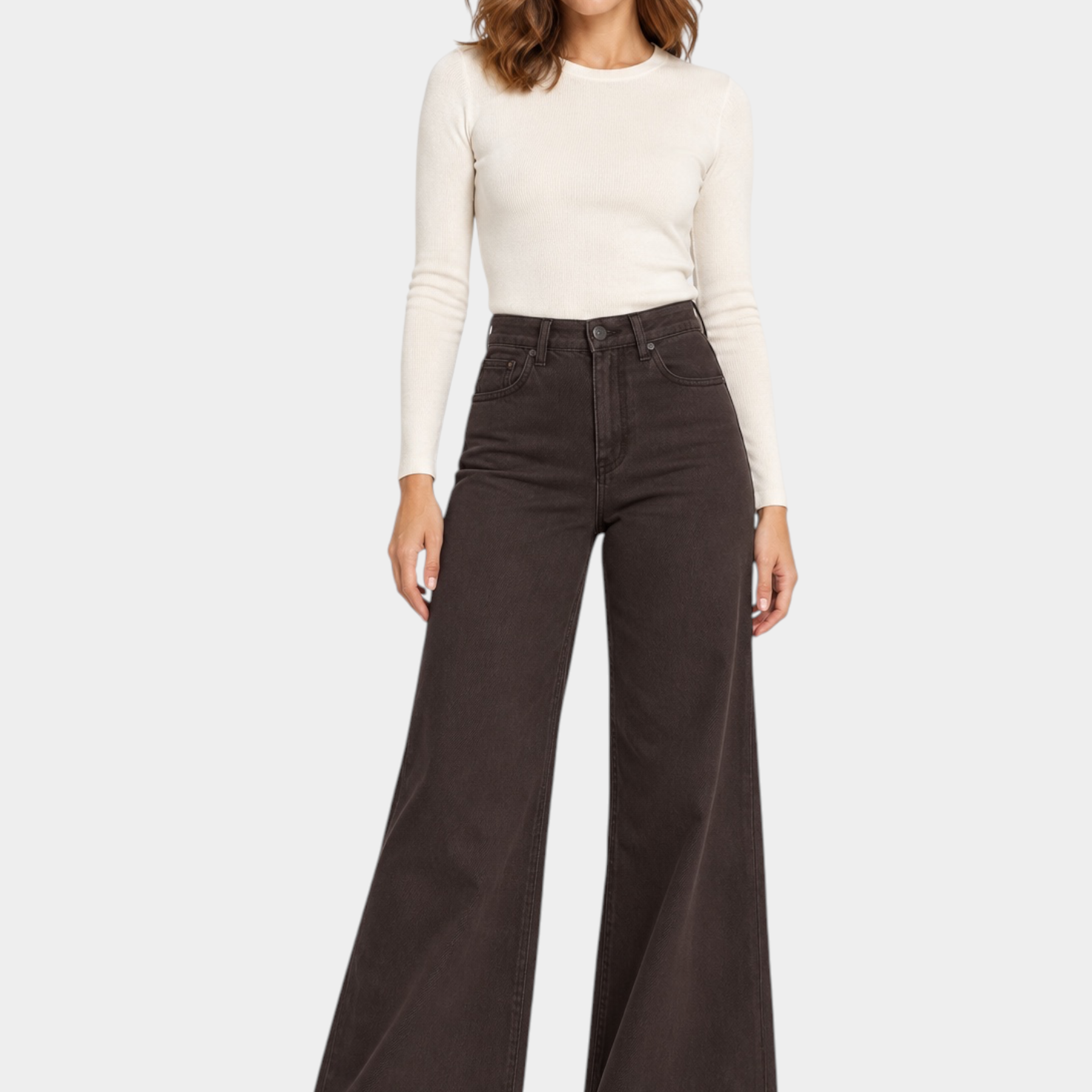 Modella indossa jeans a gamba larga marroni Follower SRL abbinati a un maglione a maniche lunghe color crema