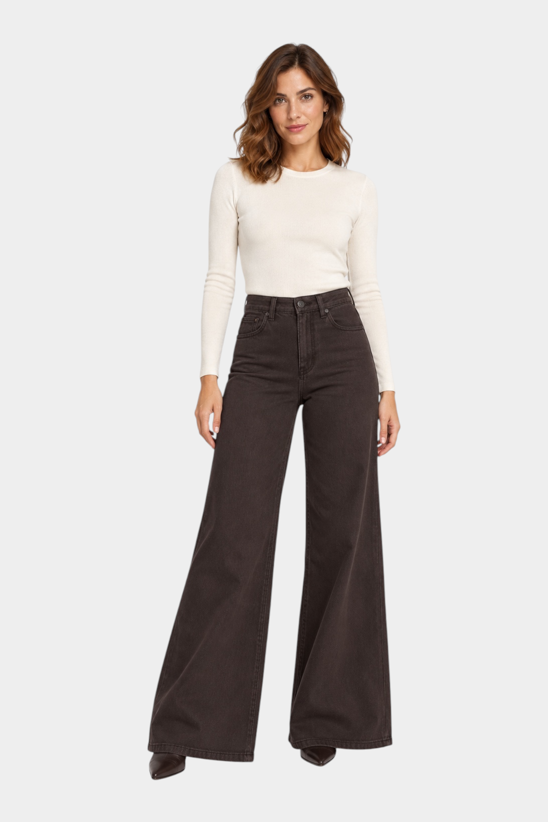 Modella indossa jeans a gamba larga marroni Follower SRL abbinati a un maglione a maniche lunghe color crema