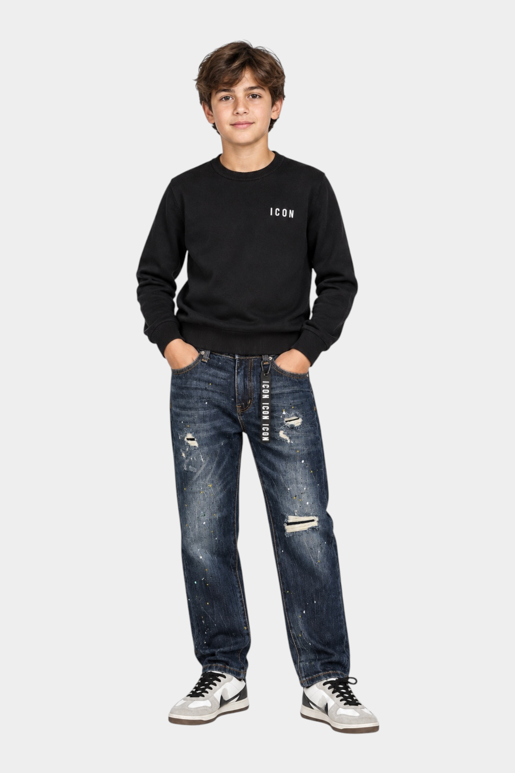 Ragazzo indossa jeans Follower SRL larghi blu con strappi, dettagli effetto vernice e logo ICON