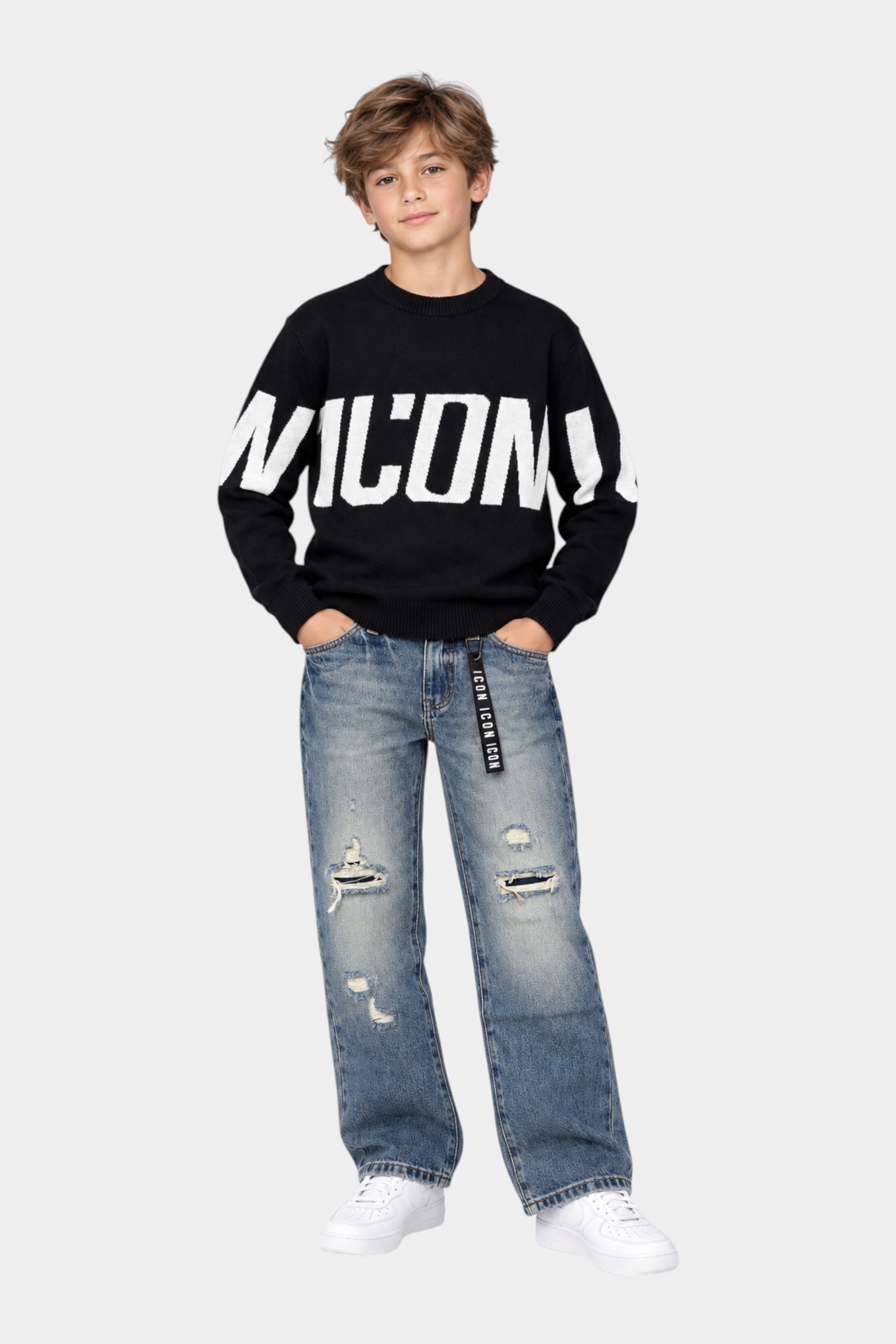 Ragazzo indossa jeans larghi Follower SRL grigi con strappi e maglione nero con logo ICON bianco