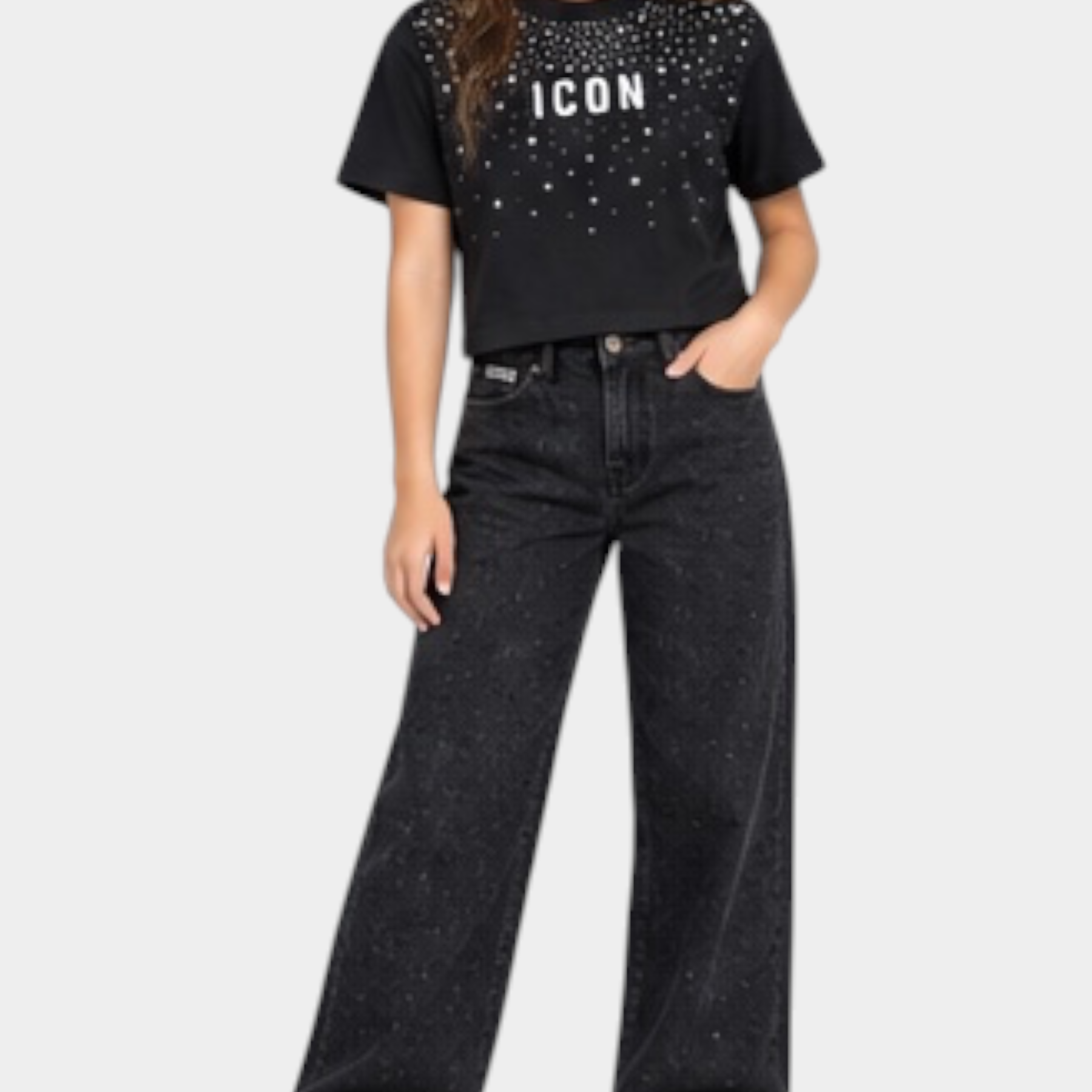 Ragazza indossa jeans larghi neri con strass e t-shirt nera ICON Follower SRL su sfondo neutro