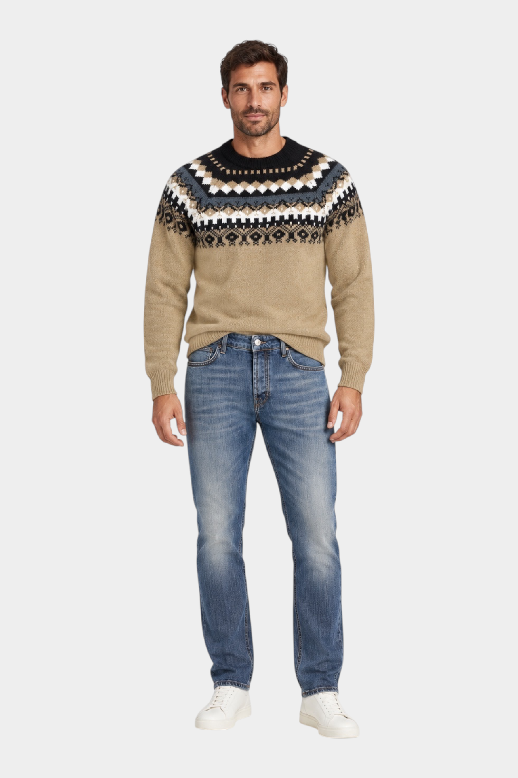 Modello indossa jeans regular fit blu Follower SRL con maglione a motivi geometrici e sneakers bianche