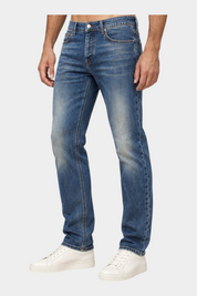 Jeans regular fit Follower SRL in cotone blu con lavaggio effetto vissuto indossati da un modello