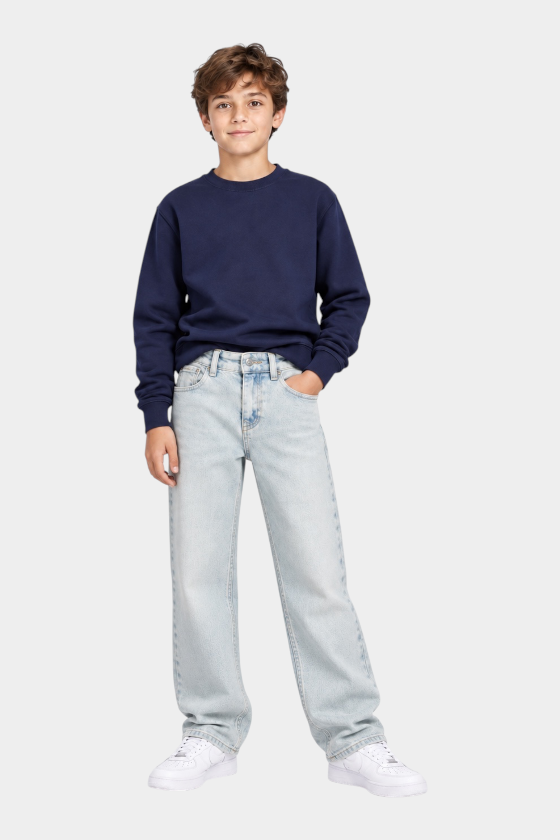 Ragazzo indossa jeans skater fit azzurri Follower SRL con felpa blu e sneakers bianche su sfondo neutro
