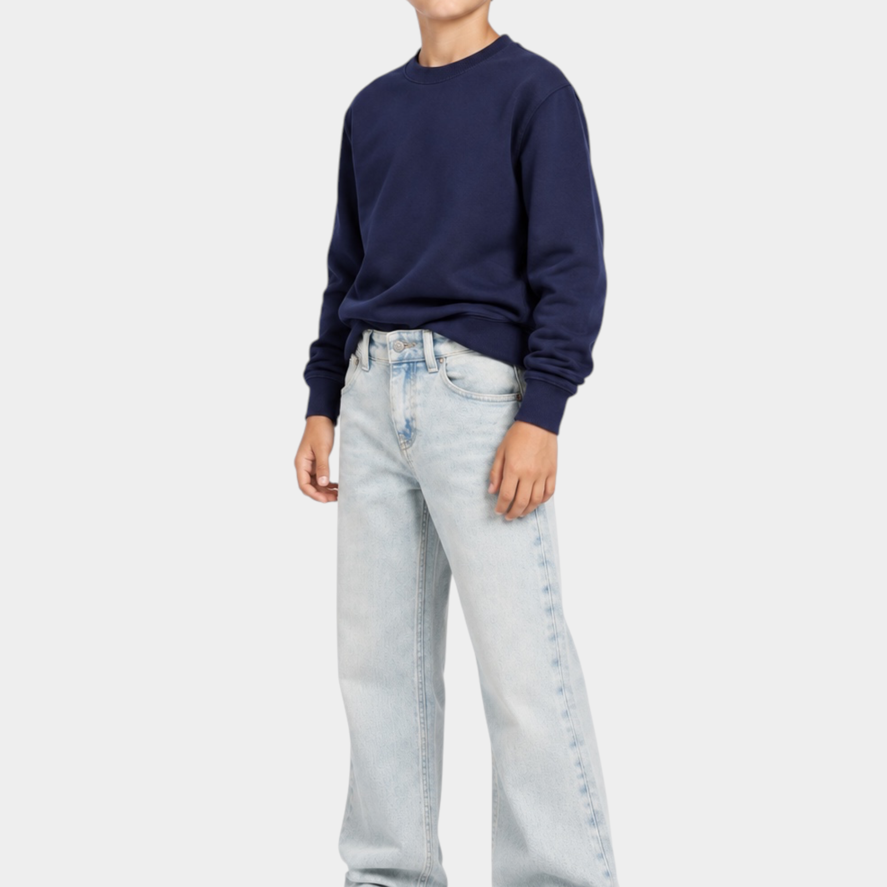 Ragazzo indossa jeans skater fit azzurri Follower SRL con felpa blu e scarpe bianche su sfondo neutro