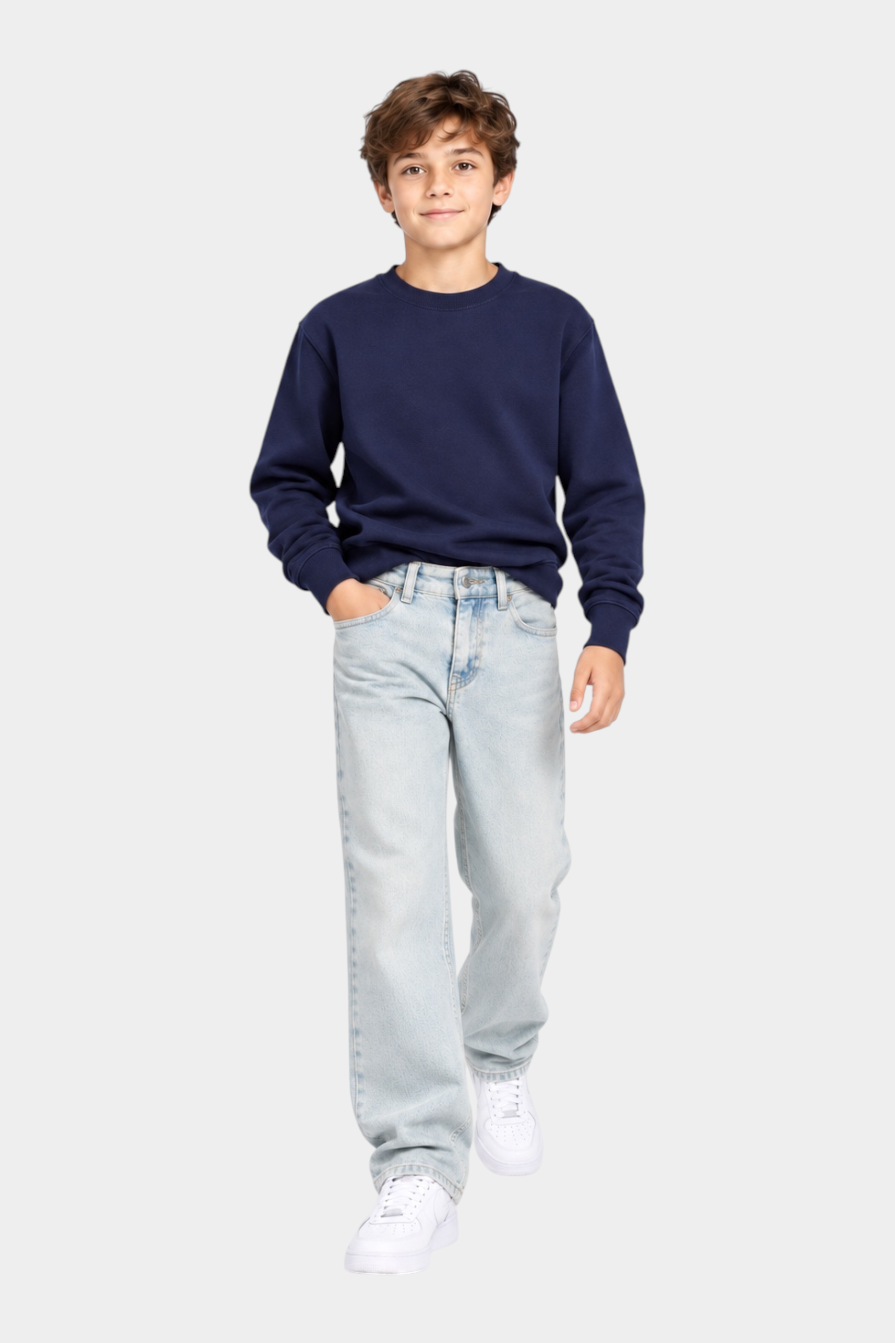 Ragazzo indossa jeans skater fit azzurri Follower SRL con felpa blu e scarpe bianche su sfondo neutro