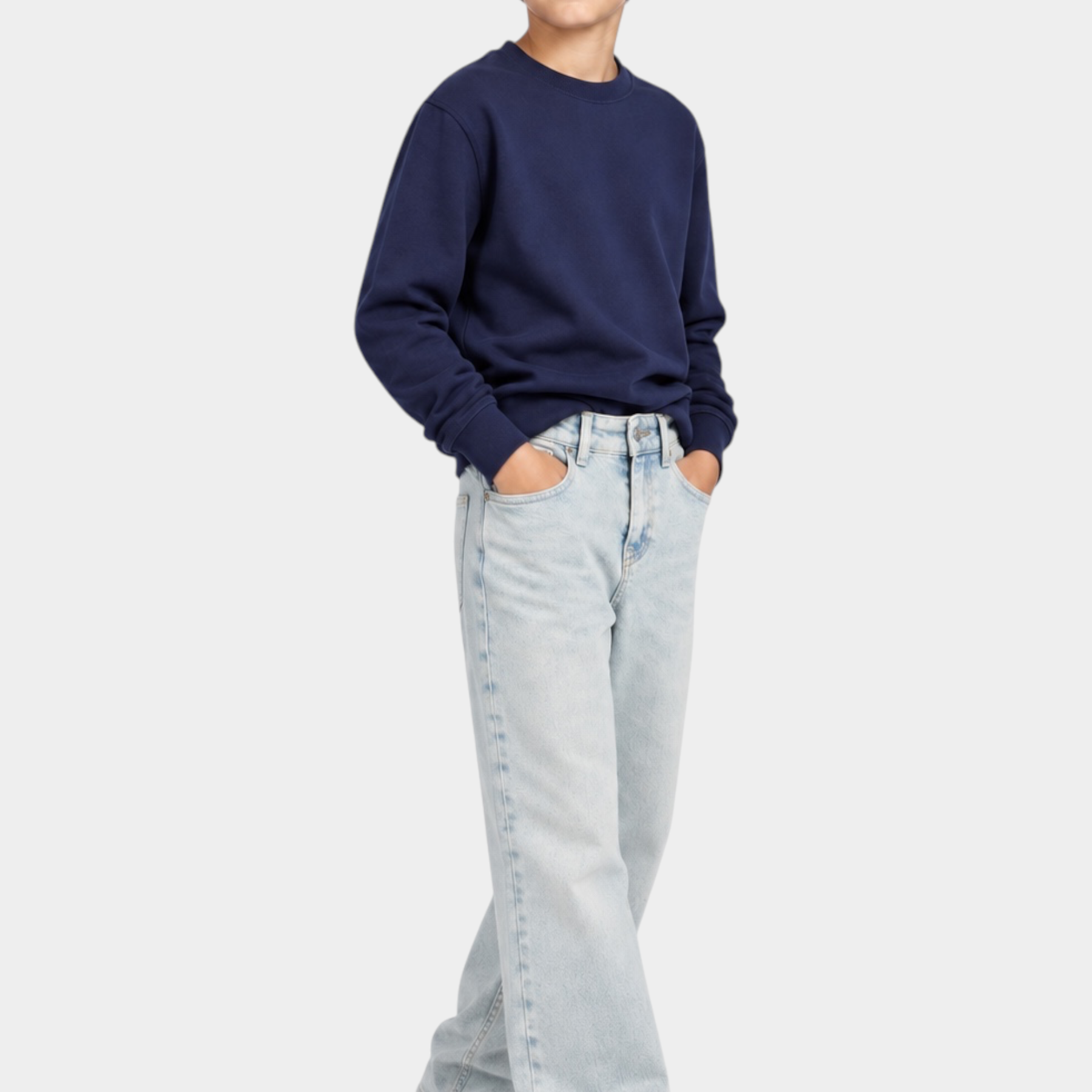 Ragazzo indossa jeans skater fit azzurri Calvin Klein e felpa blu scuro, proposti da Follower SRL