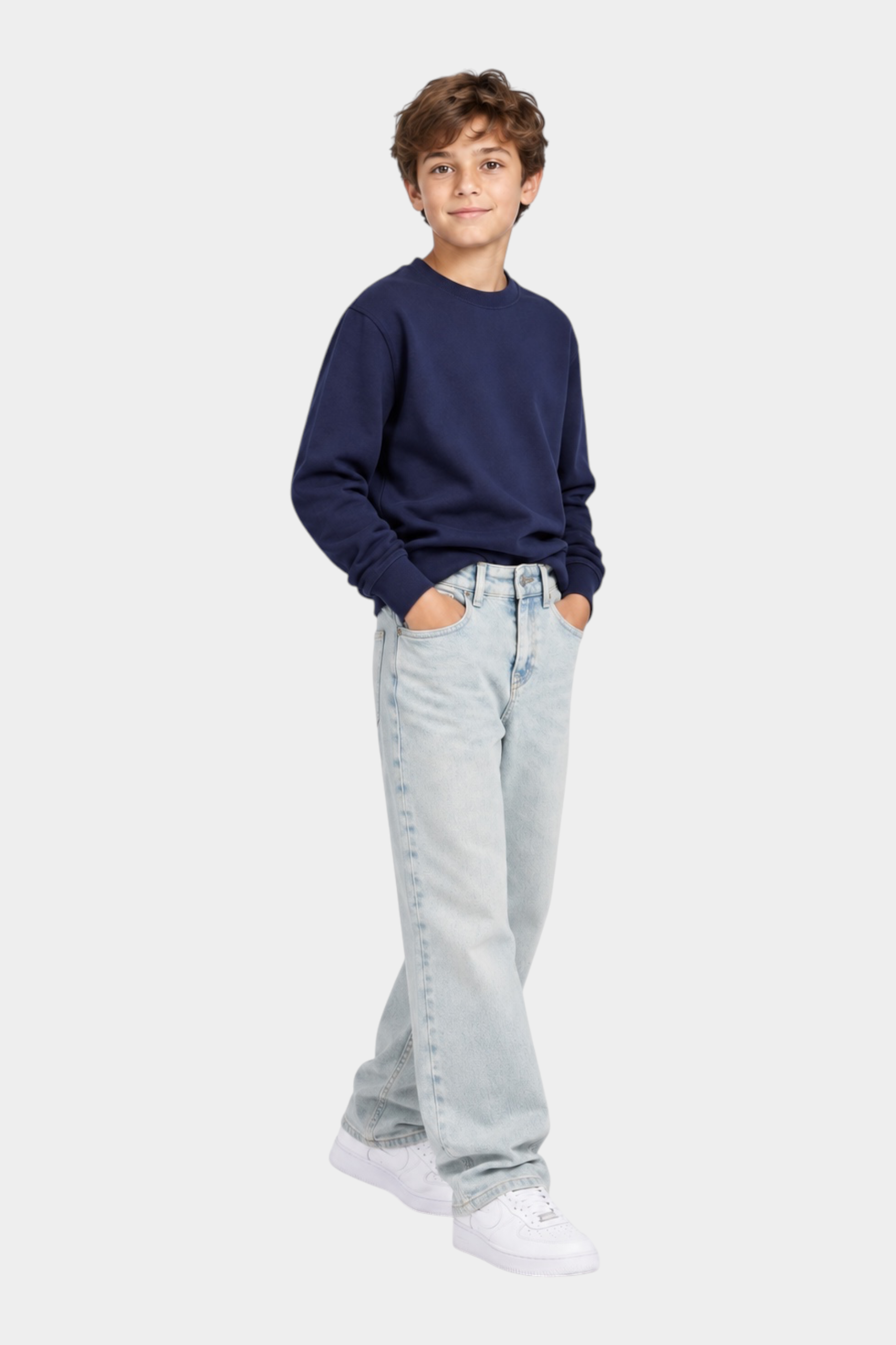 Ragazzo indossa jeans skater fit azzurri Calvin Klein e felpa blu scuro, proposti da Follower SRL