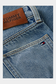 Dettaglio tasca posteriore jeans Follower SRL Tommy Hilfiger in denim blu con etichetta in pelle e logo ricamato