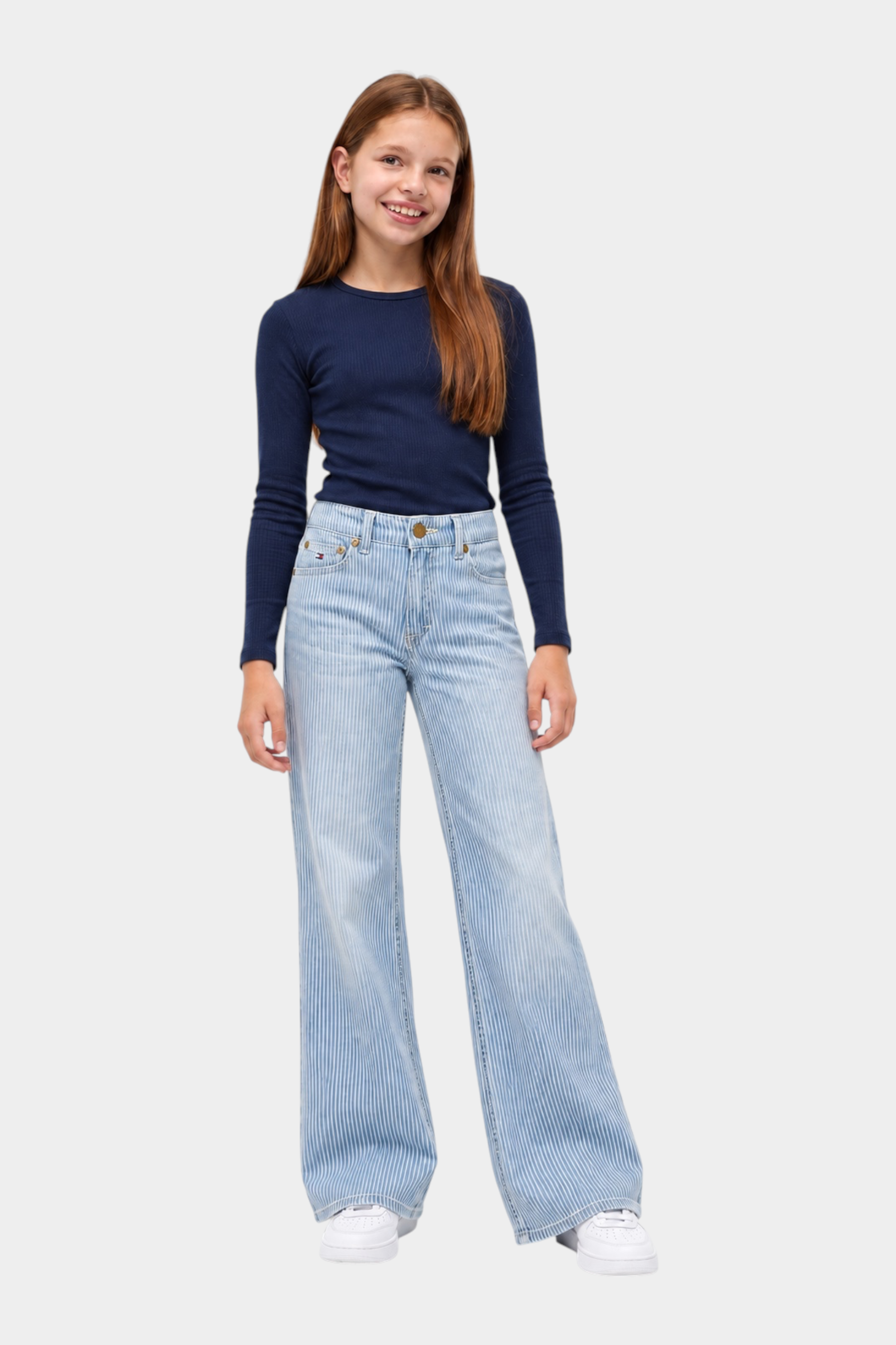 Ragazza indossa jeans wide leg a righe azzurri TOMMY HILFIGER in cotone, venduti da Follower SRL