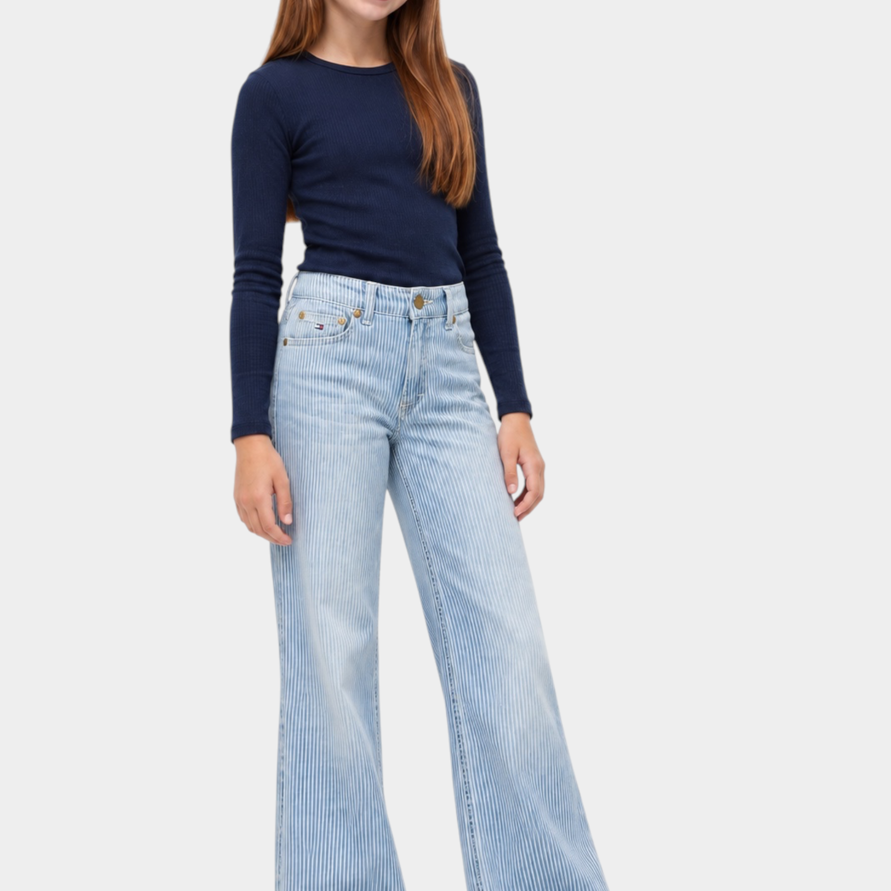 Ragazza indossa jeans wide leg a righe azzurri Follower SRL in cotone sostenibile con maglia blu a maniche lunghe