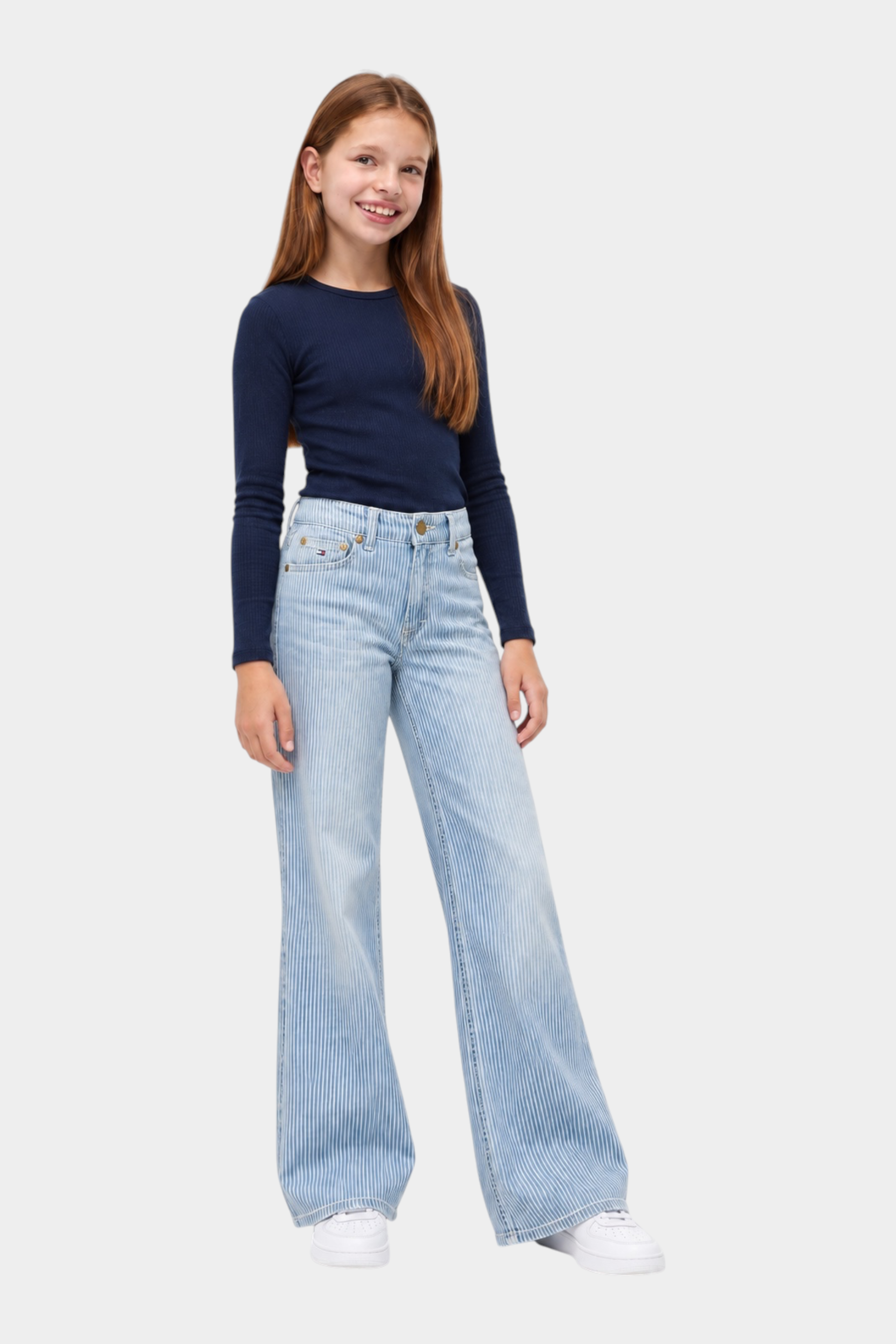 Ragazza indossa jeans wide leg a righe azzurri Follower SRL in cotone sostenibile con maglia blu a maniche lunghe